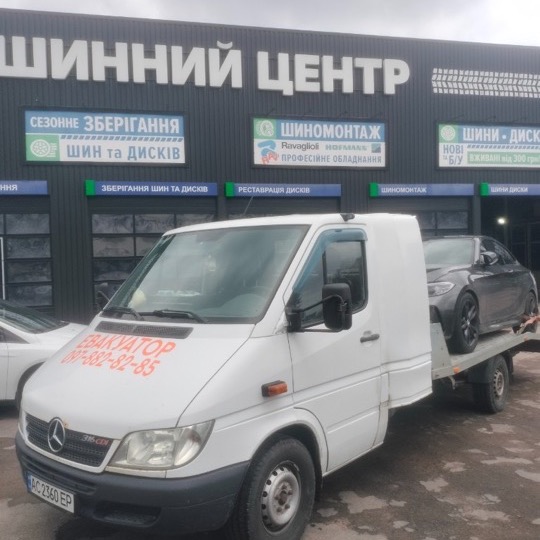 Евакуатор у Житомирі біля шинного центру